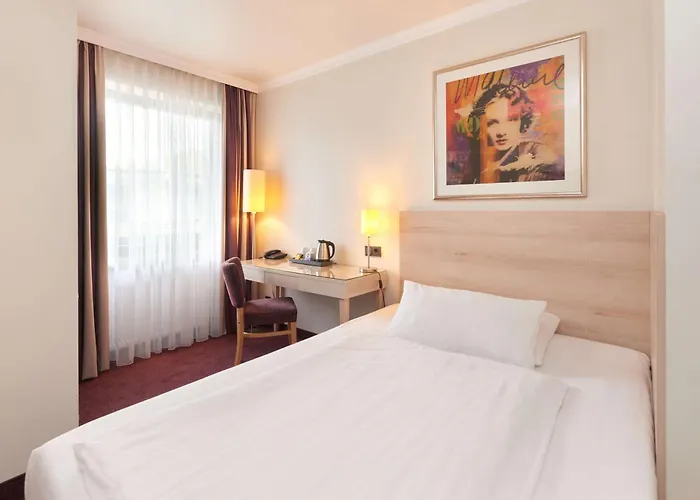 Western International Hotel 3*